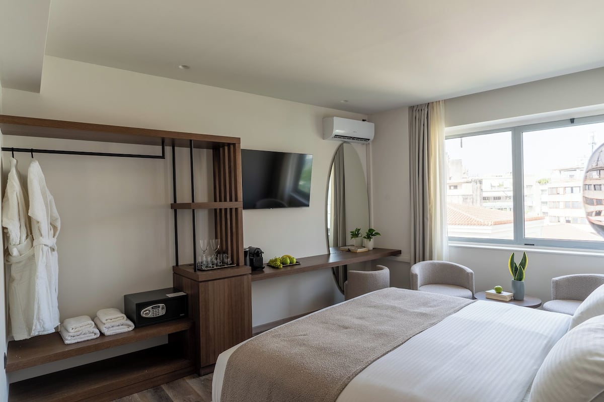 1 غرفة نوم وأسرّة بإسفنج يتكيف مع شكل الجسم وخزنة داخل الغرفة