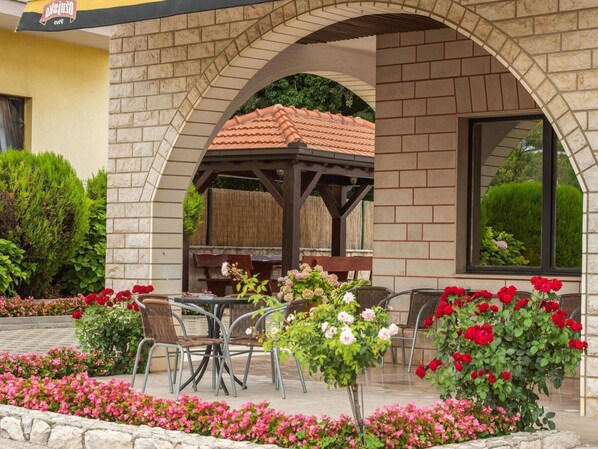 Outdoor dining - Apartment in Imotski near Blue Lake (Imotski)