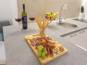 Fridge, oven, stovetop, dining tables - Apartment in Imotski near Blue Lake (Imotski)