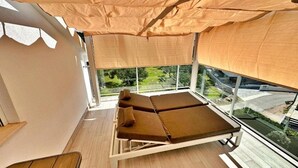 A balcony with two sunbeds and a view of greenery. - Villa 19 Julia apartment with sea view and 3 bedrooms (Tribunj)