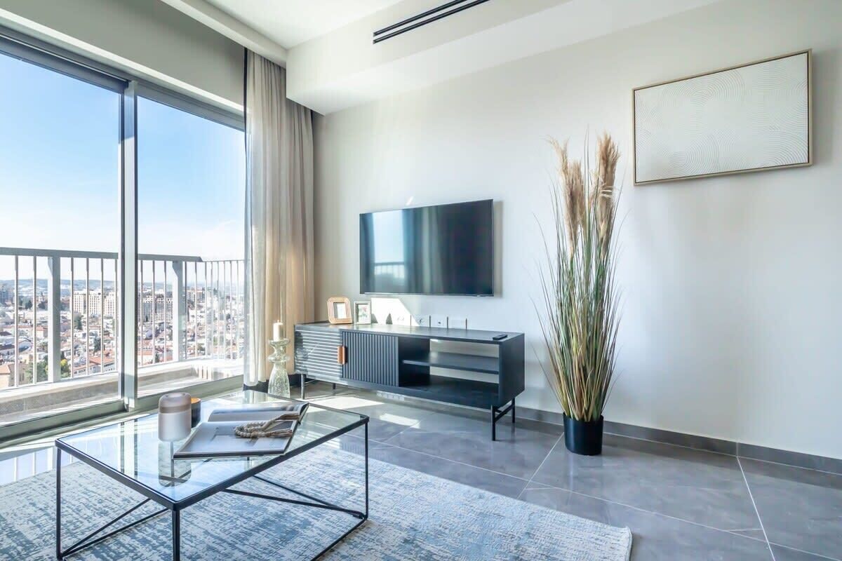 Televisión y oficina 