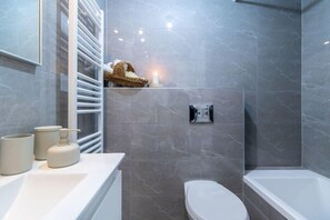 Badekar, hårføner og håndklær