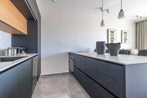 Kjøleskap, mikrobølgeovn, ovn og kokeplater