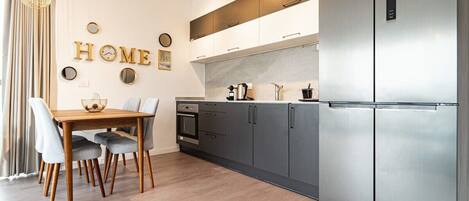 Kühlschrank, Mikrowelle, Ofen, Herdplatte