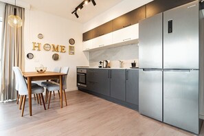 Fridge, microwave, oven, stovetop - 1 Bedroom Savyon View - Isrentals (Jerusalem)