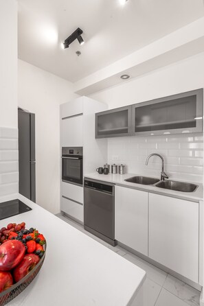 Fridge, microwave, oven, stovetop - 1 Bedroom Savyon View - Isrentals (Jerusalem)