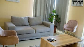 Apartament executiu | Sala d'estar | Televisor de plasma de 40 polzades amb canals per satèl·lit i televisor