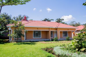 Front of property - The Backyard Lodge (Mpingu)