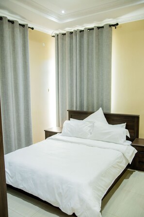 14 habitaciones, escritorio y espacio para trabajar con laptop 
