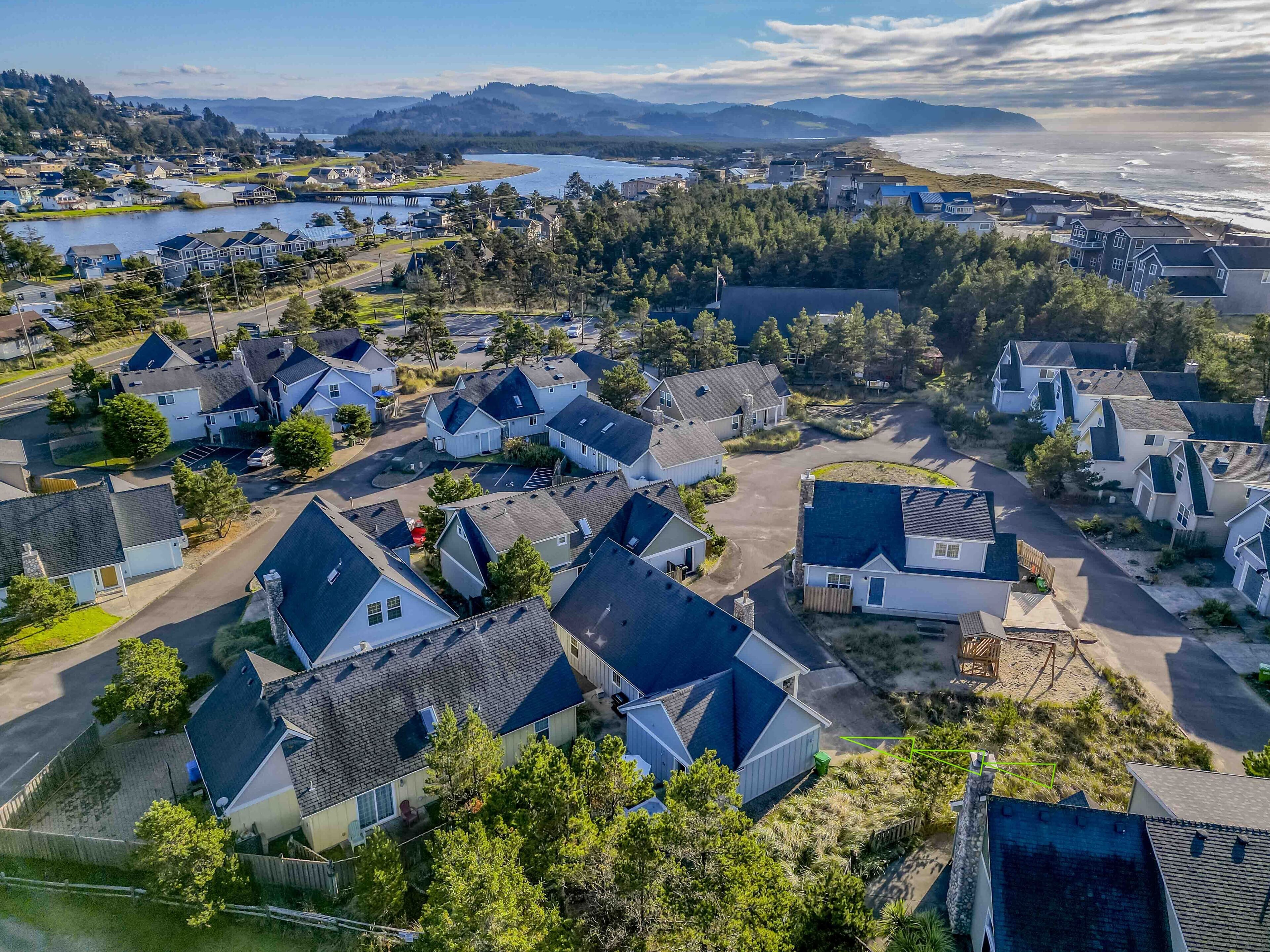 Stylish Pet Friendly Pacific City Cottage, Kid's Space, Hot Tub, Walk to Beach!