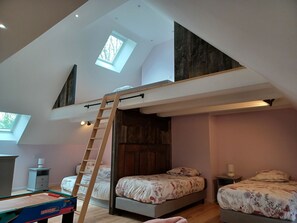 3 habitaciones, escritorio y tabla de planchar con plancha 