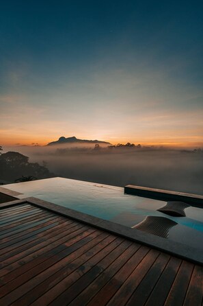 Kolam renang infinity