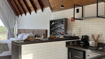 Frigobar, placa de cocina, cafetera expreso, utensilios de cocina