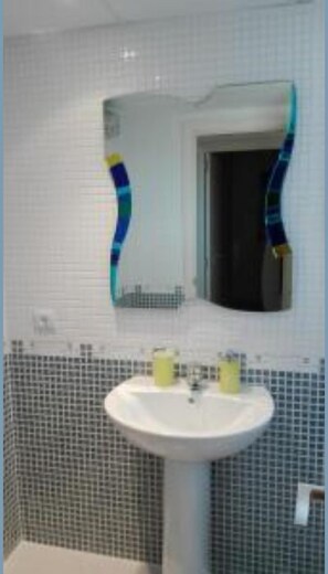 Dusch, hårtork, bidé och handdukar