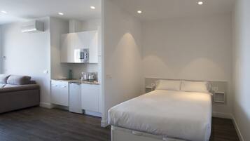 Iron/ironing board, free WiFi, bed sheets