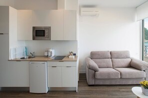 Réfrigérateur, micro-ondes, cafetière/bouilloire, grille-pain