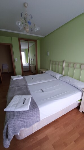 4 makuuhuonetta, silitysrauta/-lauta, vuodevaatteet