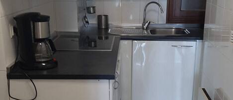 Fridge, microwave, oven, coffee/tea maker
