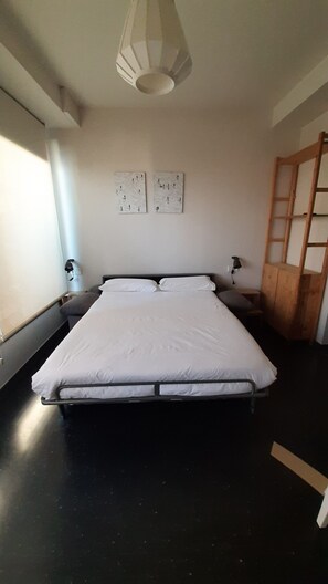 Een strijkplank/strijkijzer, gratis wifi, beddengoed