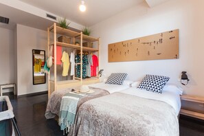 Tabla de planchar con plancha, wifi gratis, ropa de cama