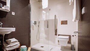 Une salle de bain moderne avec une douche à parois de verre, un lavabo et des toilettes.
