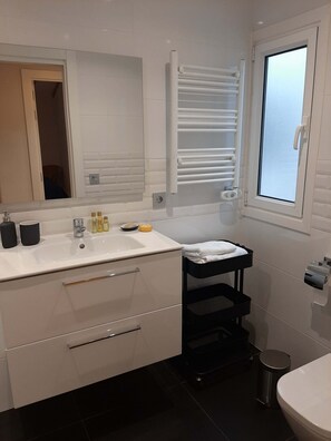 Een douche, een haardroger, handdoeken