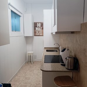 Een koelkast, een microgolfoven, een oven, een vaatwasser