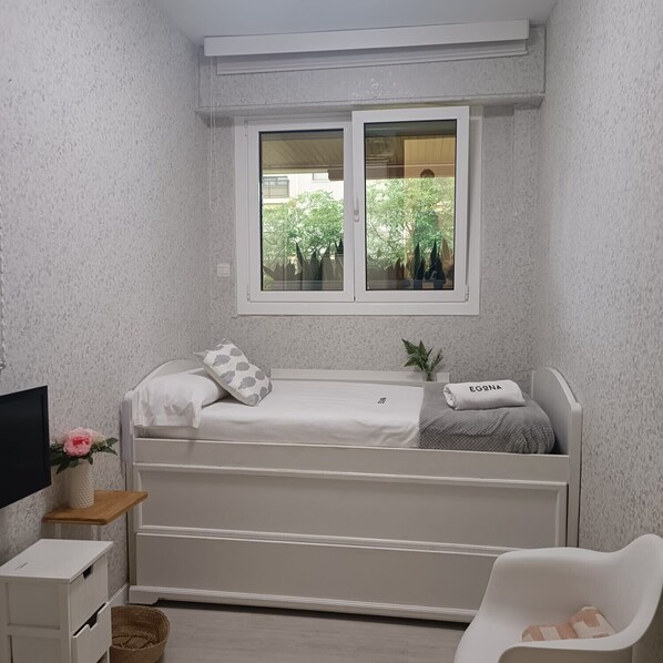 3 slaapkamers, een strijkplank/strijkijzer, gratis wifi, beddengoed