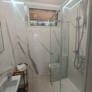 Shower, hair dryer, towels
