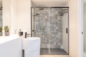 Bathtub, towels