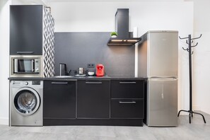 Een koelkast, een microgolfoven, een kookplaat