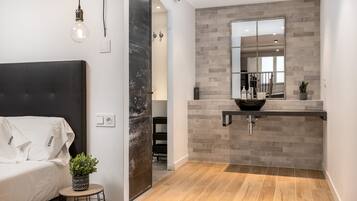 Iron/ironing board, free WiFi, bed sheets