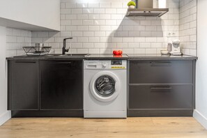 Een koelkast, een microgolfoven, een kookplaat