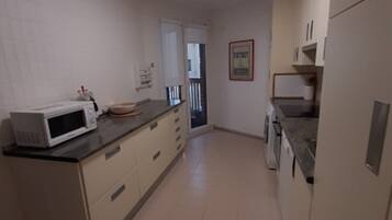 Een koelkast, een microgolfoven, een oven, een vaatwasser