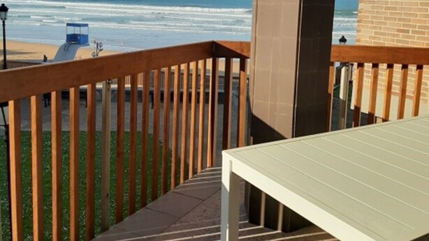 A balcony with a view of the beach and ocean. - Apartment Muskaria - Spectacular, first line beach and pool by Egona (Zarautz)