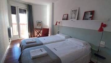 4 slaapkamers, een strijkplank/strijkijzer, gratis wifi, beddengoed