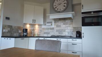 Jääkaappi, mikroaaltouuni, astianpesukone, kahvin-/teenkeitin