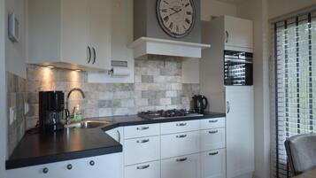 Jääkaappi, mikroaaltouuni, astianpesukone, kahvin-/teenkeitin