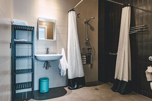 Een haardroger, handdoeken