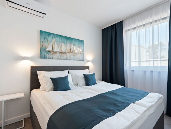 2 bedrooms, iron/ironing board, WiFi