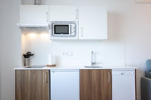 Refrigerador, microondas, lavavajillas y cafetera y tetera 