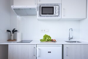 Réfrigérateur, micro-ondes, cafetière/bouilloire, grille-pain