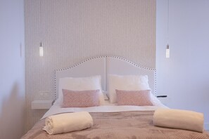 Tabla de planchar con plancha, wifi gratis y ropa de cama