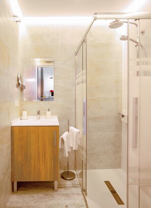 Shower, hair dryer, towels - Hondar apartment by Egona (Getaria)