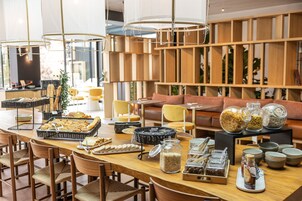 Desayuno buffet diario (EUR 18 por persona)