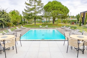 Una piscina al aire libre de temporada
