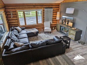 Smart TV - Comfortable Log Cabin w/AC ~ Downtown Seeley Lake! (Seeley Lake)