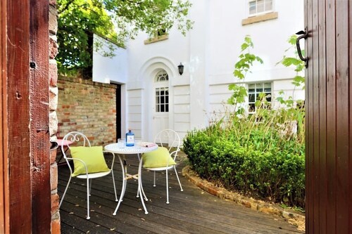 Elegant White Regency Townhouse with Terrace/Patio