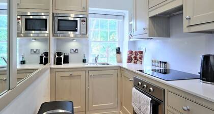 Elegant White Regency Townhouse with Terrace/Patio