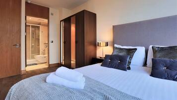 2 bedrooms, desk, iron/ironing board, WiFi